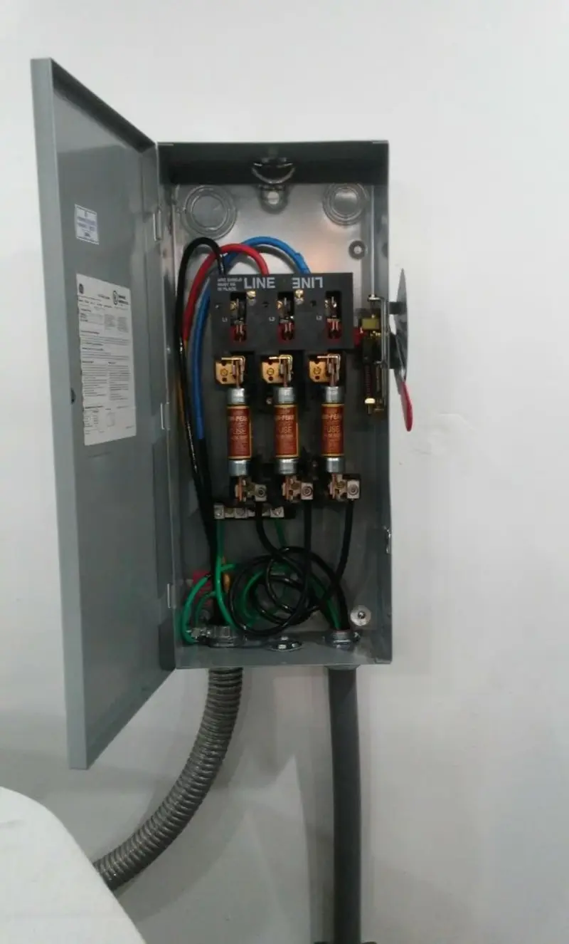Three-phase disconnect switch installed for Smoke Detector Installation in Dalhart